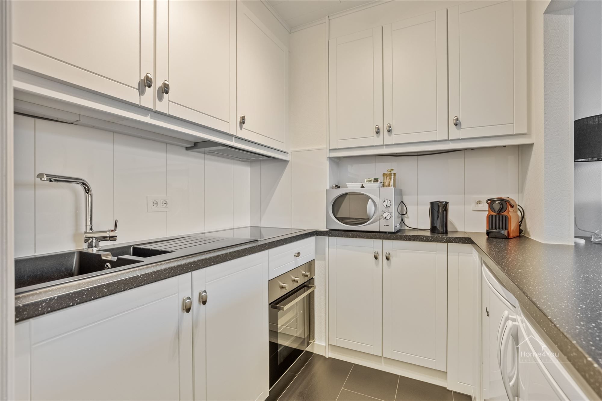 Mooie opgefriste bemeubelde studio met 1 slaapkamer op gelijkvloers op 50 meter van strand en dijk. foto 10