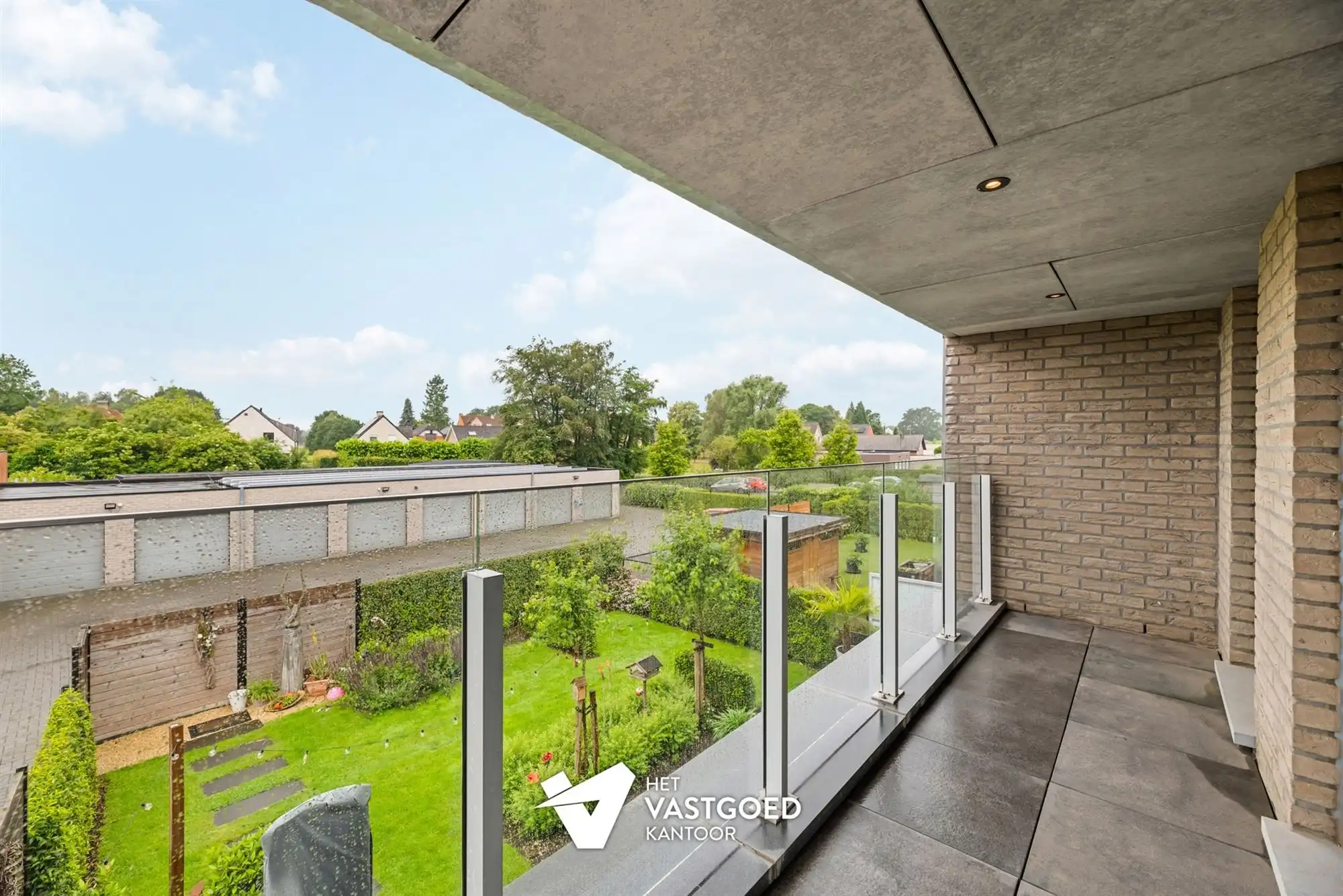 RECENT APPARTEMENT (87M²) MET 2 SLAAPKAMERS, TERRAS, GARAGE MET APARTE BERGING EN CARPORT TE HULSHOUT foto 3