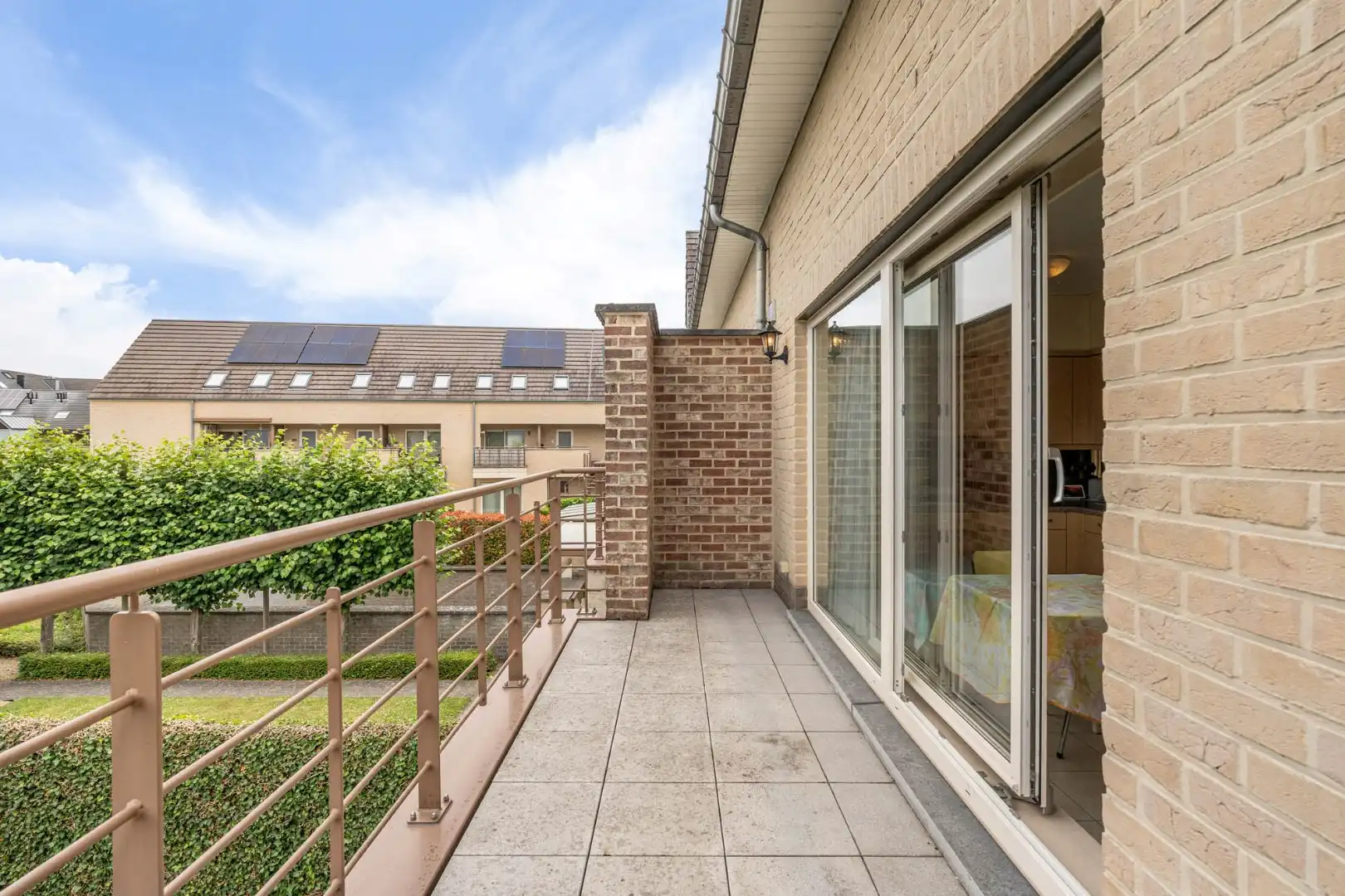 Stijlvol appartement voorzien van 2 slaapkamers, 2 terrassen en een autostandplaats op een rustige locatie in het centrum van Neeroeteren!  foto 21