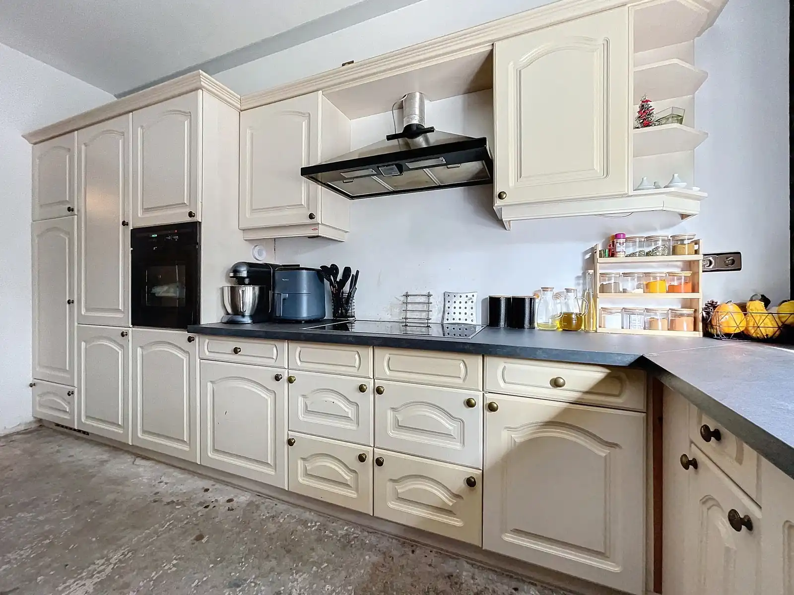 Zeer ruim huis met praktijk/pol. ruimte op terrein van 40a. foto 5