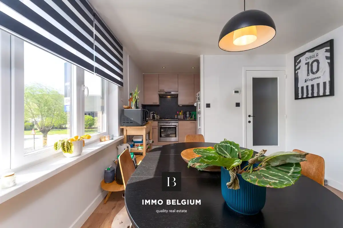 Instapklaar hoekappartement nabij het centrum met 2 slaapkamers foto 2