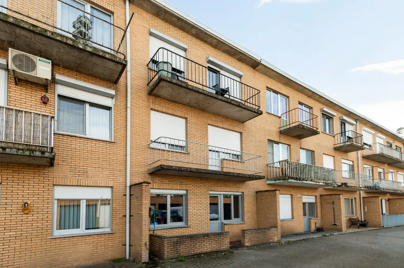 Keurig gerenoveerd, gelijkvloers appt. met 2 slpk., terrasje en garagebox foto 17