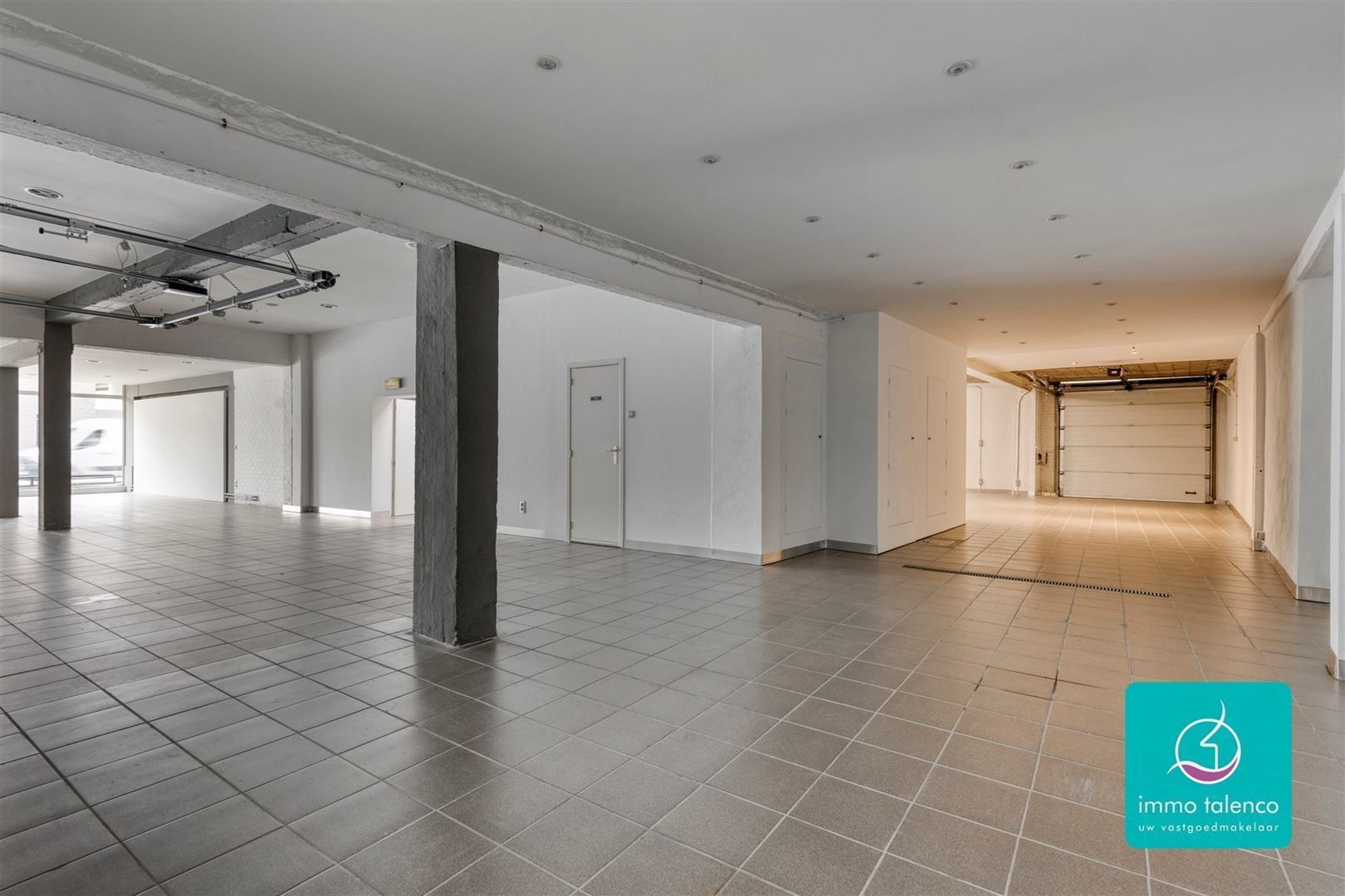 Showroom / loods / kantoorruimte / winkel op 6 a 15 ca - 565 m² foto 12