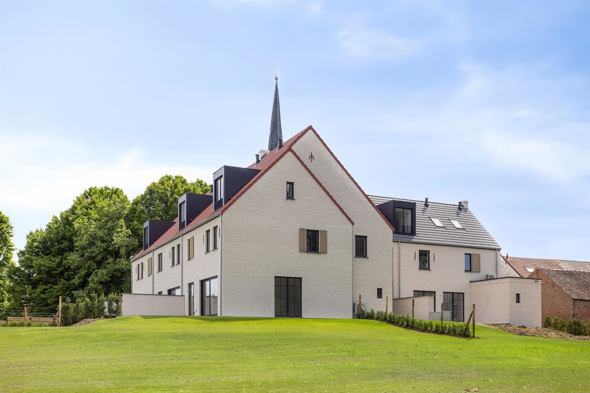 Prachtige nieuwbouw in rustige straat foto 2