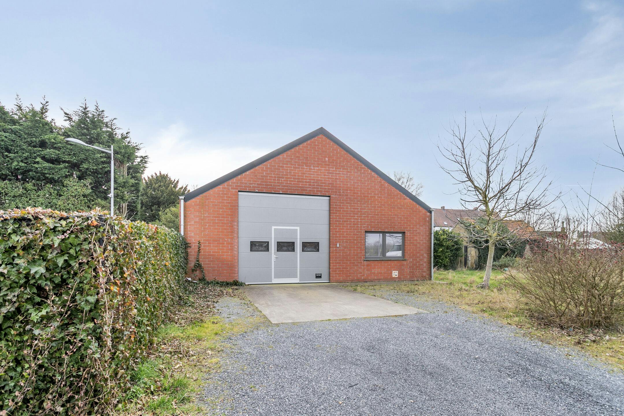Modern magazijn van 145m² samen met ruime gezinswoning te koop in Bissegem foto 2