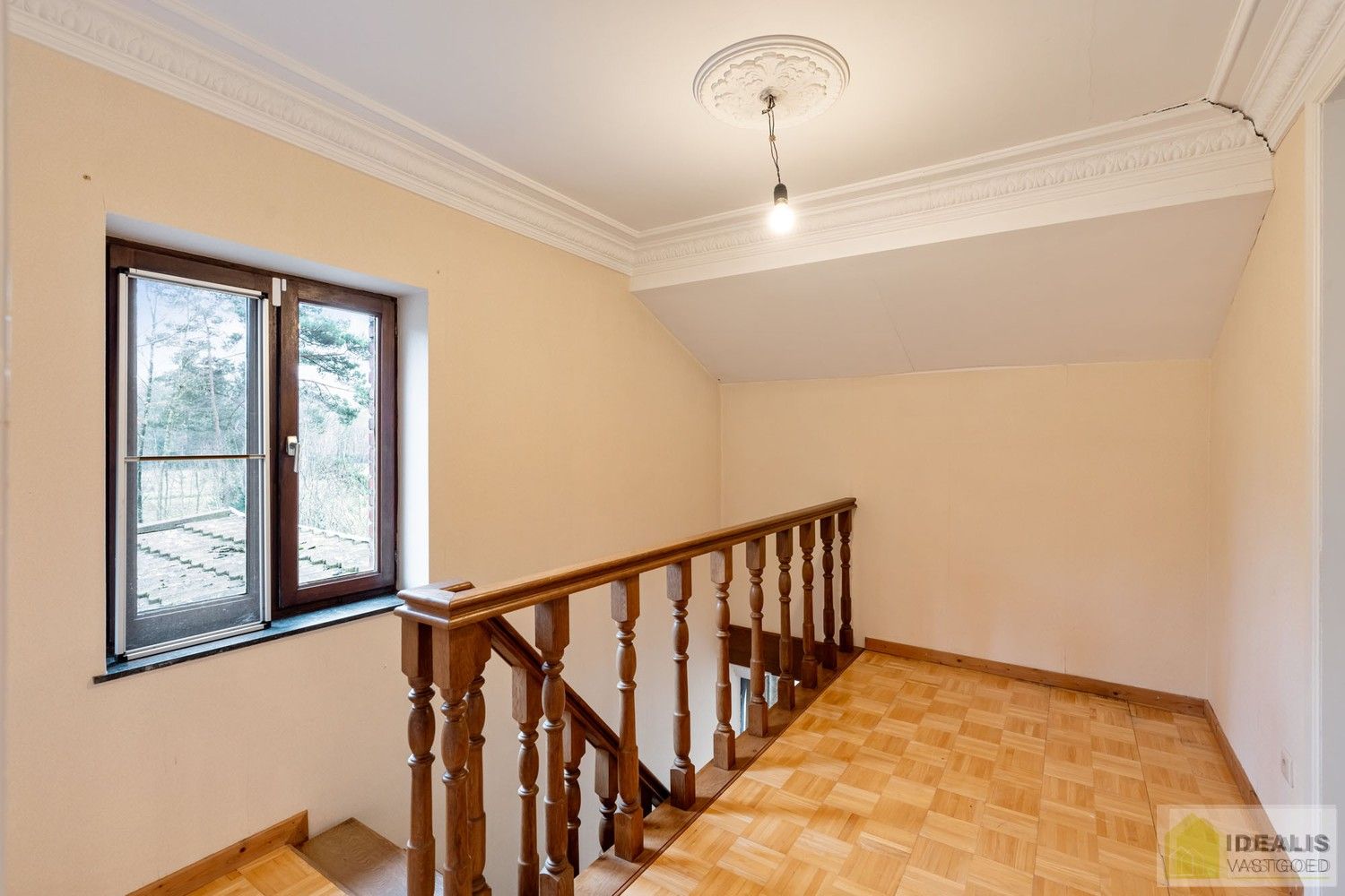 IDEALIS VASTGOED – Ruime te renoveren villa op riant perceel! De villa omvat 198m² netto bewoonbare oppervlakte met een ruime woonkamer en aansluitend uitgeruste keuken, badkamer, 2 grote en 1 kleine slaapkamer, kelder, veranda en 2 garages met sectionale poort van ca. 100m². De villa is gelegen op een prachtig perceel met een oppervlakte van ca. 1,1 hectare (11.000m²)! omgeven door bosgebied! Zeer geschikt voor kandidaten op zoek naar een unieke locatie zeer centraal gelegen, doch volledig omgeven door groen. foto 22