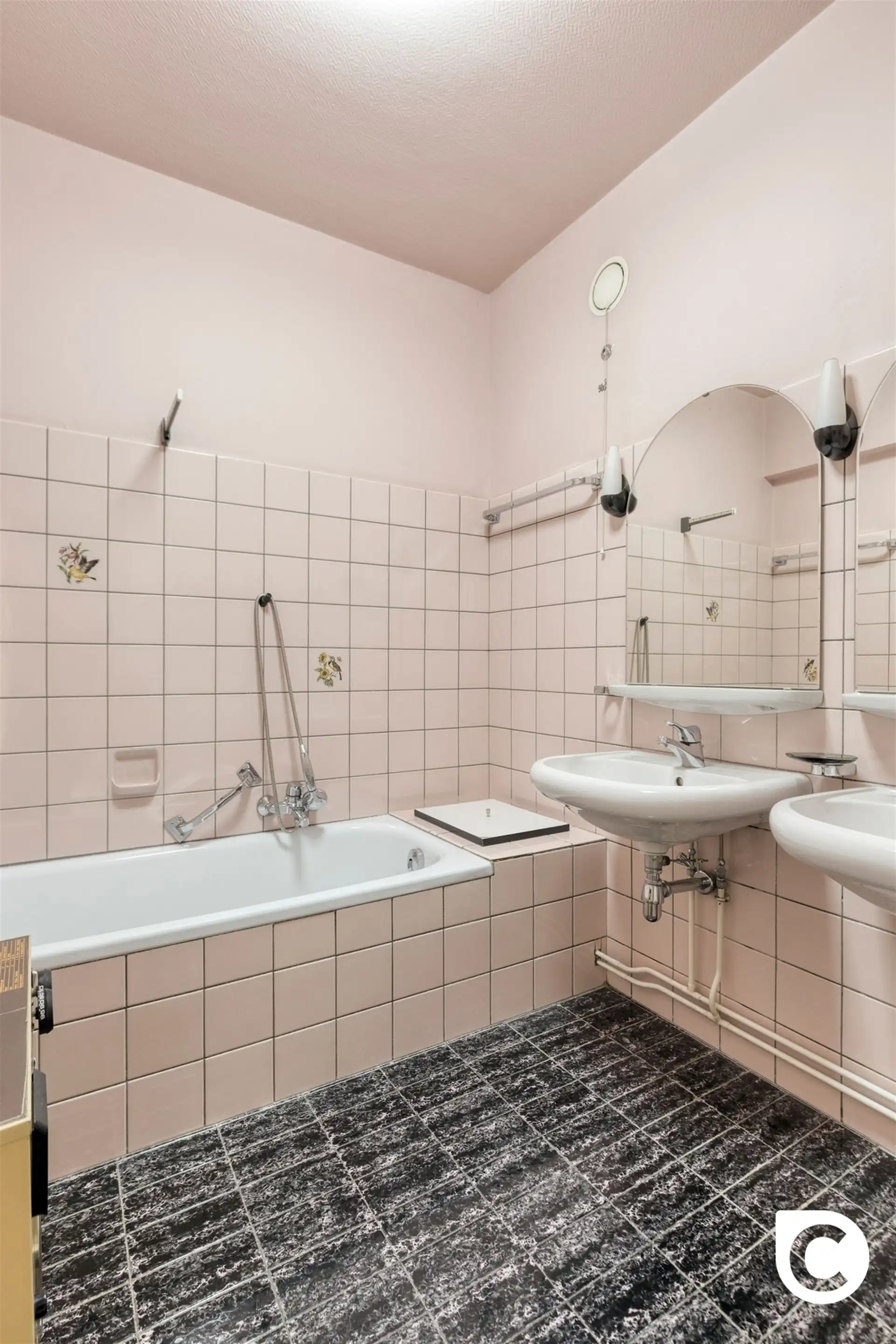 Ruim één slaapkamer app + garage foto 8