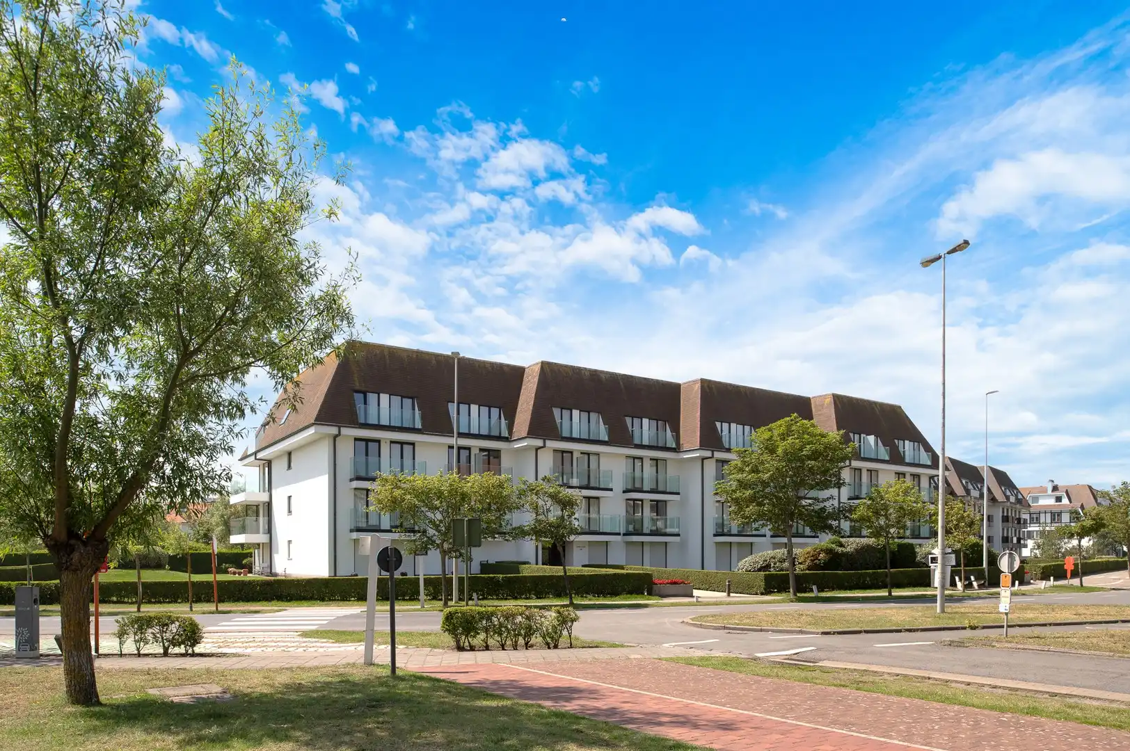 Stijlvol gerenoveerd appartement op toplocatie in het Zoute. foto 24
