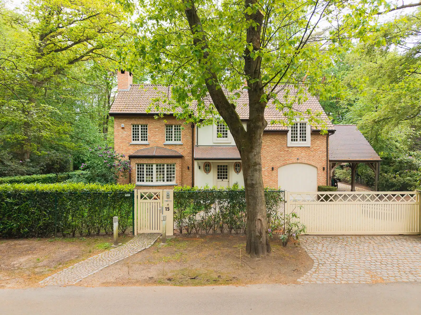 Exclusieve villa op uniek groen perceel te Kapellen foto {{pictureIndex}}
