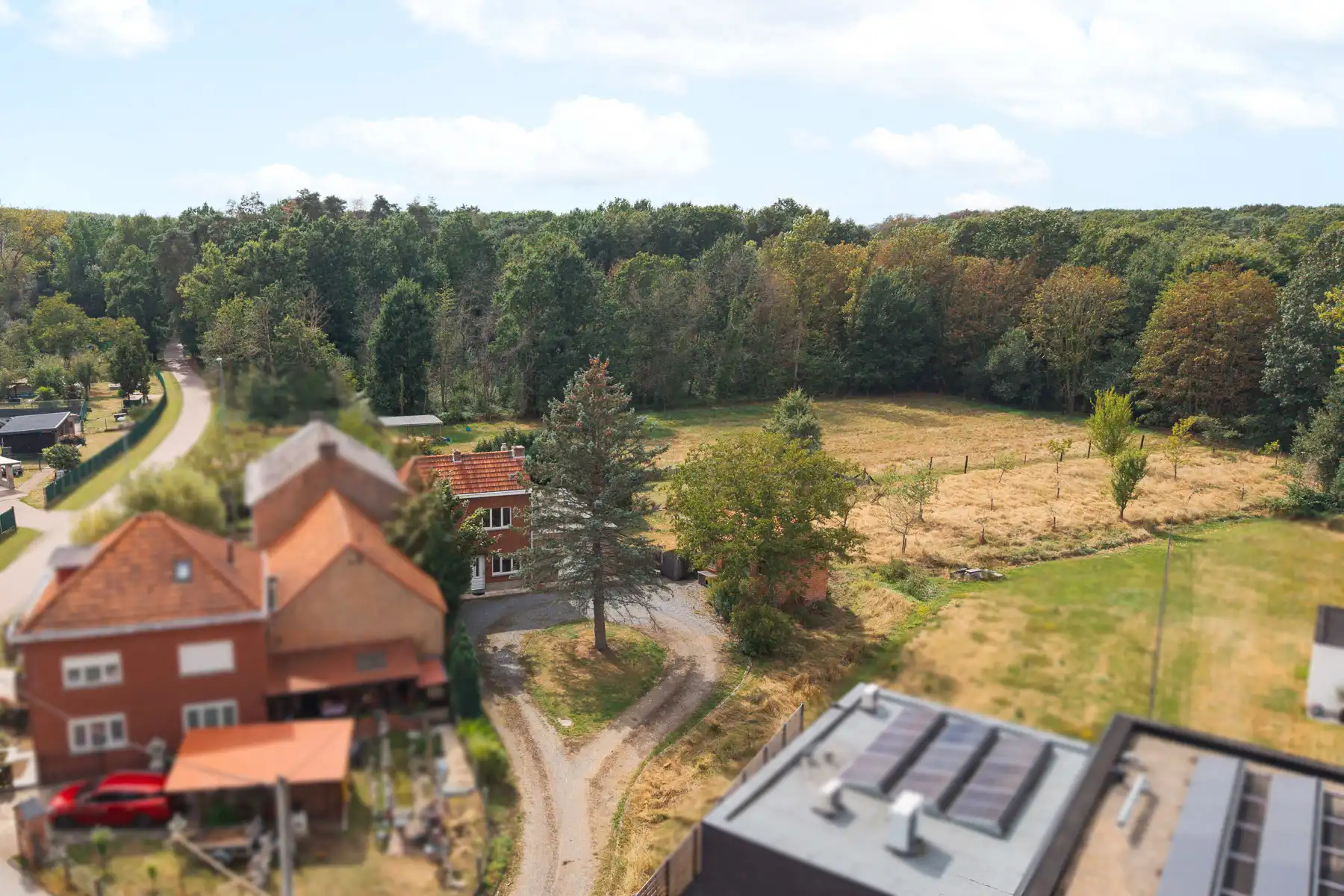 Prachtig groen gelegen renovatiewoning met prachtige tuin foto 2