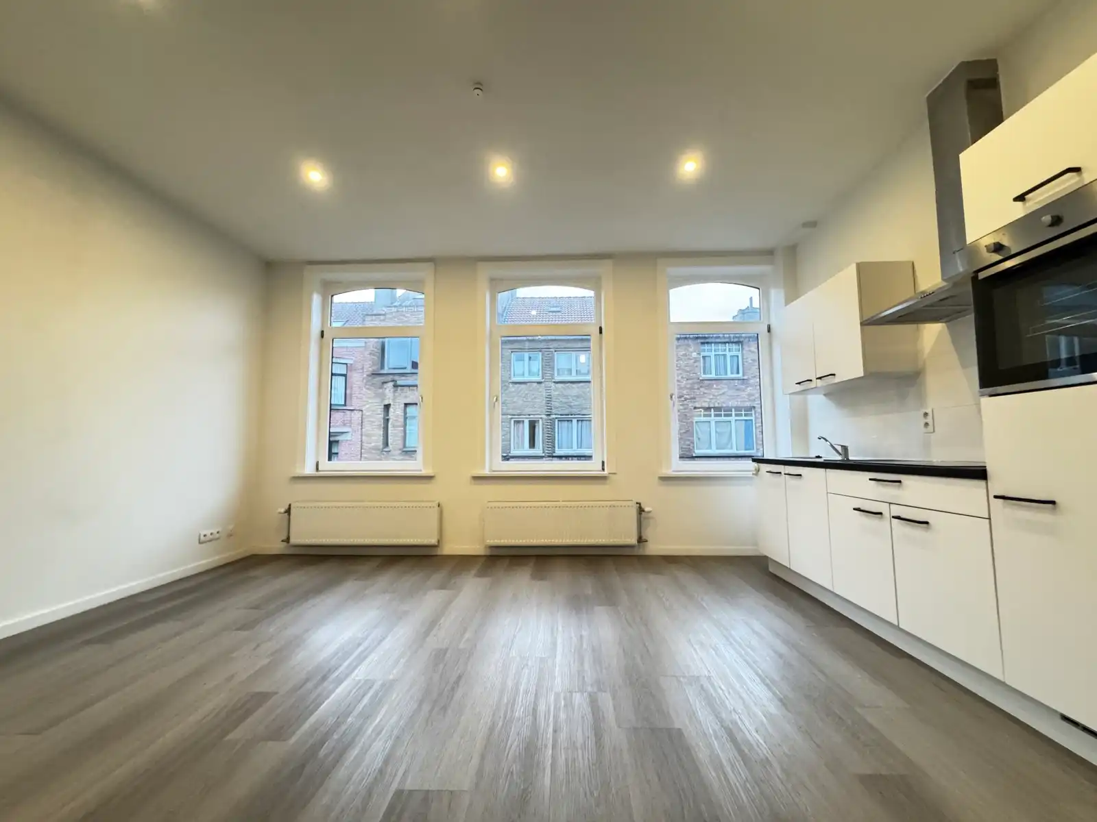 Gerenoveerd tweeslaapkamer appartement te Oostende. foto 6