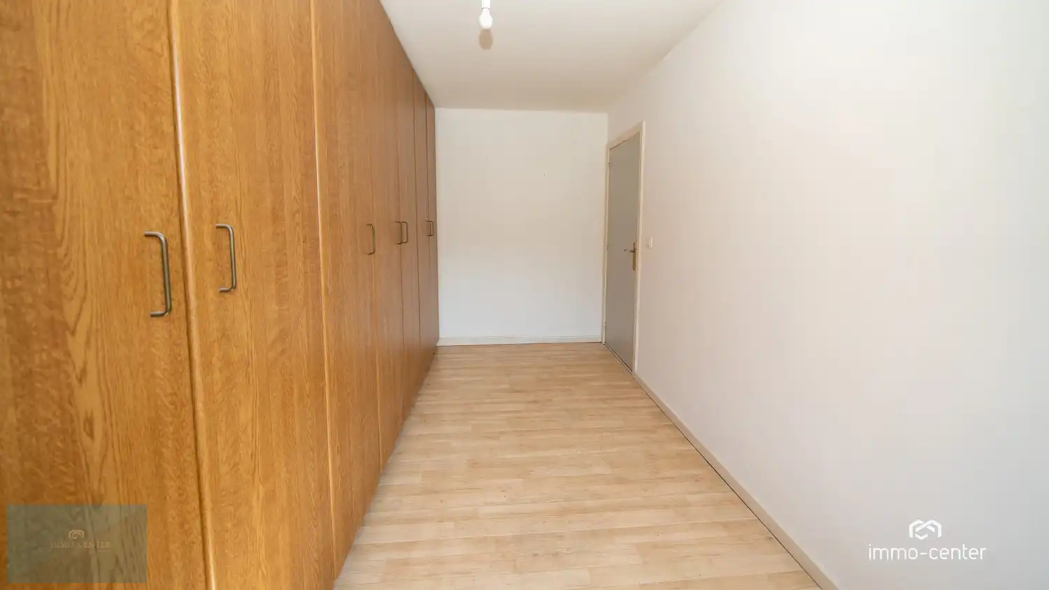 Te huur – Ruim 2-slaapkamerappartement met autostaanplaats in het centrum van Genk foto 9