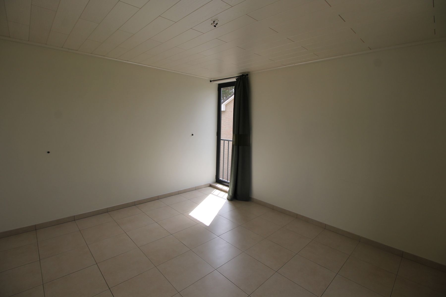 Recente halfopen bebouwing met ruime tuin, terras en garage foto 11