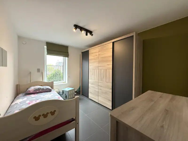 Moderne lage-energiewoning met mooie tuin en garage in een rustige woonwijk foto 11