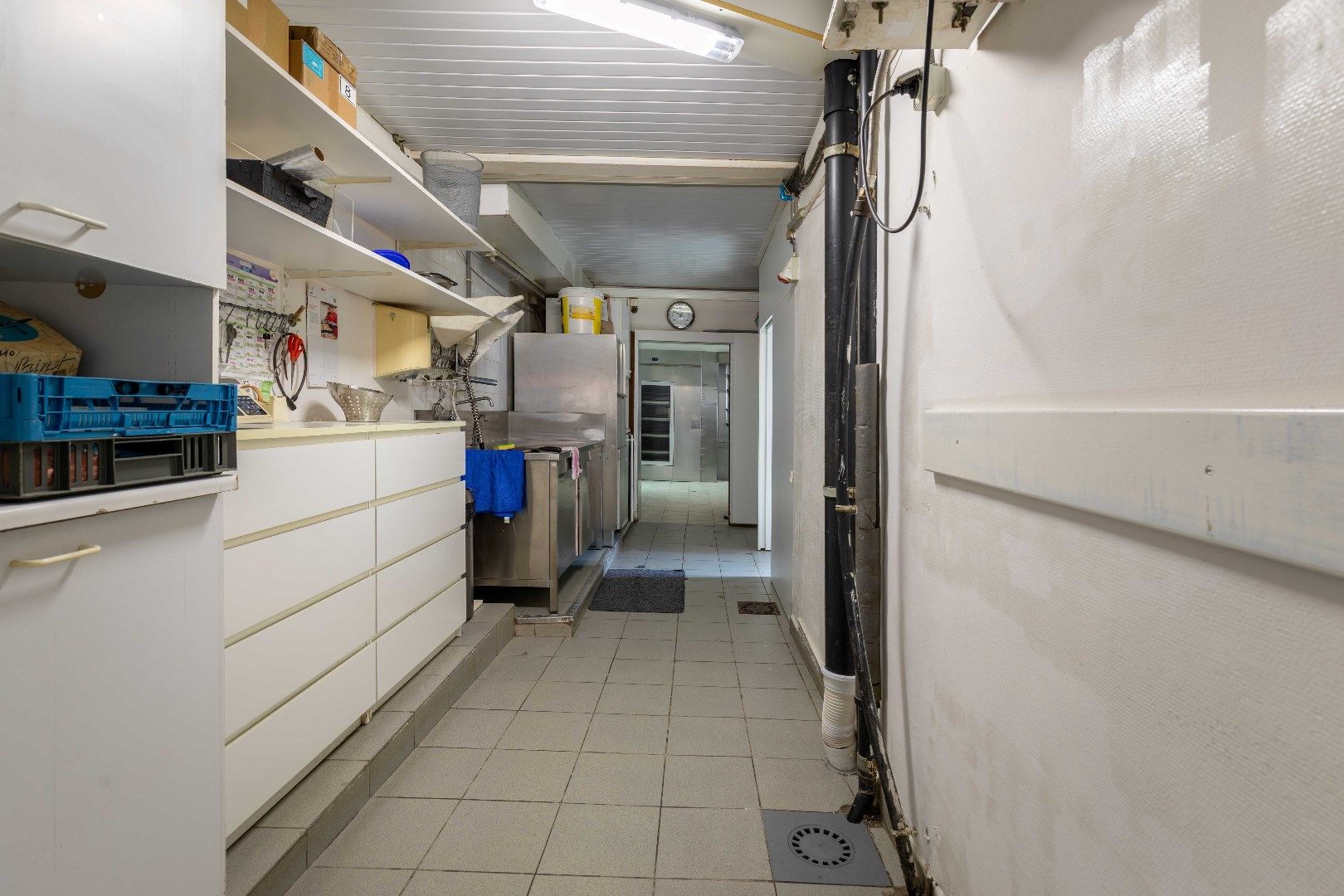 Opbrengsteigendom van handelszaak en 3 panden op commerciële ligging in Zandvoorde. foto 4