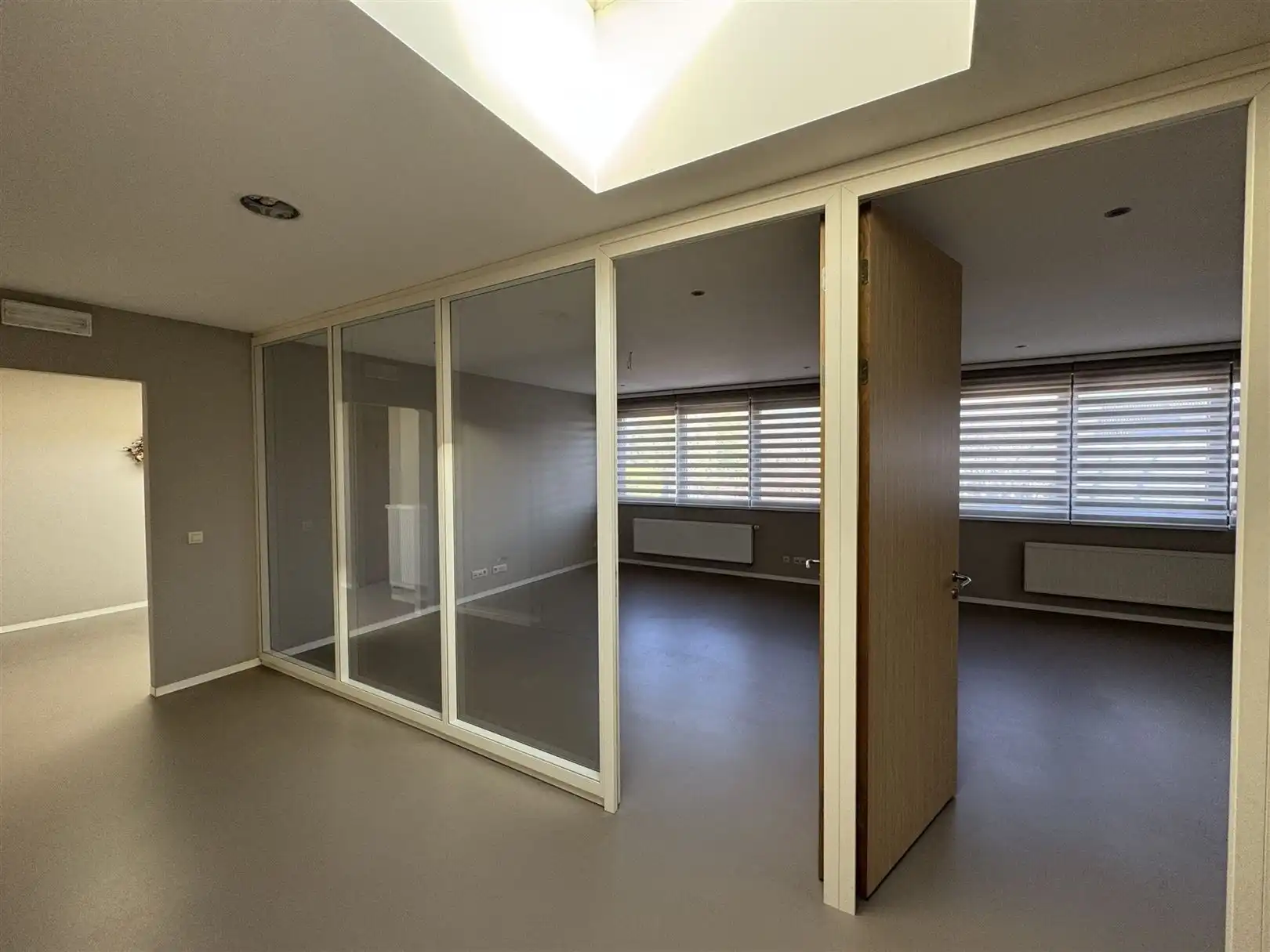 Woning met kantoren en magazijn van 1500m² foto 4