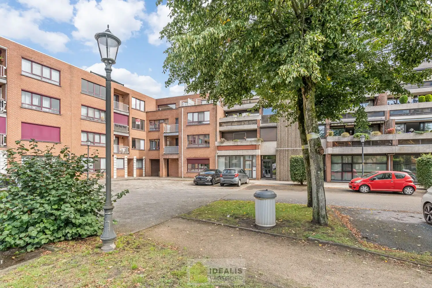 IDEALIS VASTGOED – CENTRAAL, DOCH ZEER RUSTIG GELEGEN 3-SLPKMR APPARTEMENT IN HET CENTRUM VAN HEPPEN (LEOPOLDSBURG)! – Correct onderhouden appartement van ca. 100m² op de tweede verdieping met een aangename leefruimte met aansluitend keuken, 3 slaapkamers, bergruimte en badkamer. Het appartement beschikt tevens over een privatieve kelder en aparte garagebox. Geschikt voor zij die zoeken naar betaalbaar wonen in het centrum van Heppen. foto 3