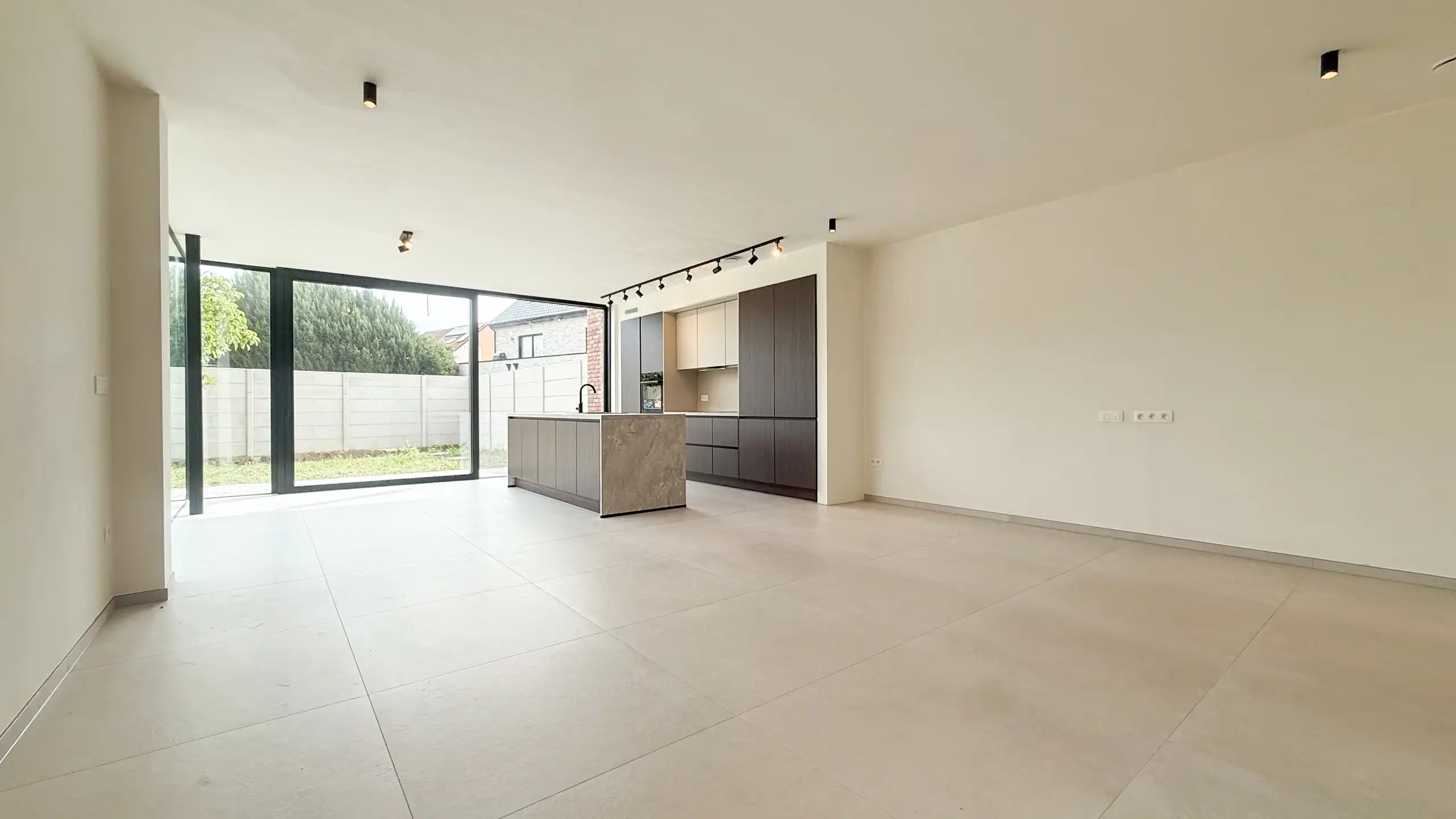 Kwalitatief afgewerkte nieuwbouwwoning op centrale ligging! foto 2