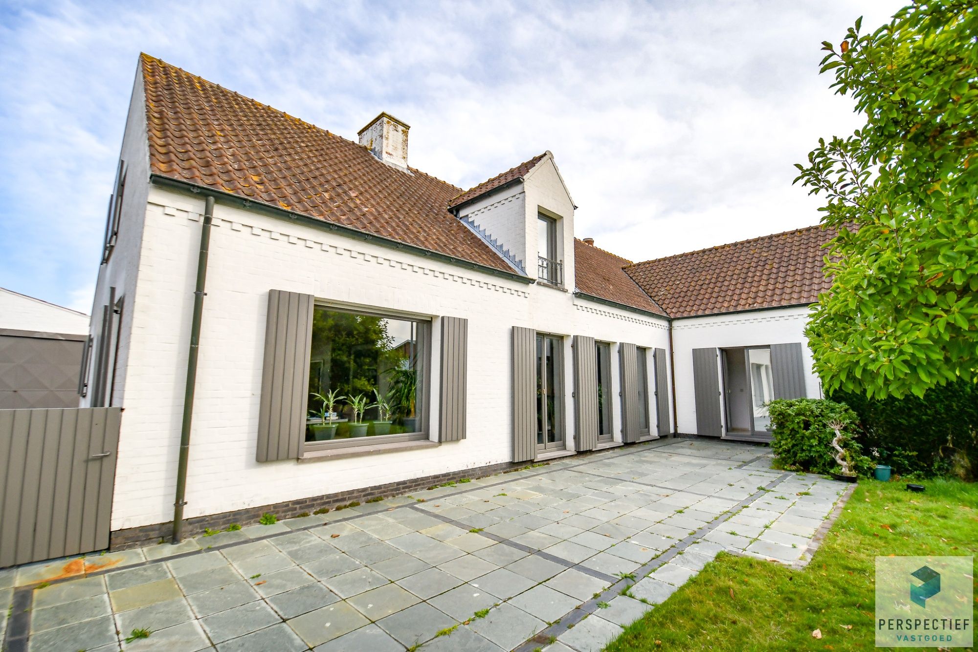 Grote villa met 4 slaapkamers met benaderende grondoppervlakte van 1438m² foto 2