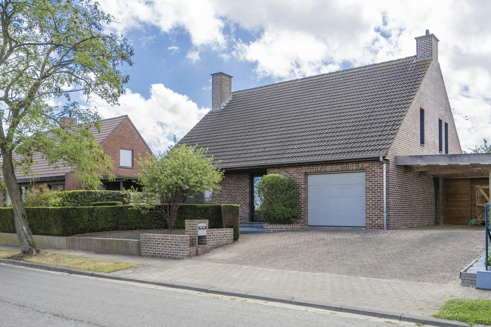 Instapklare villa te koop  met tuin en garage in Kortrijk foto {{pictureIndex}}