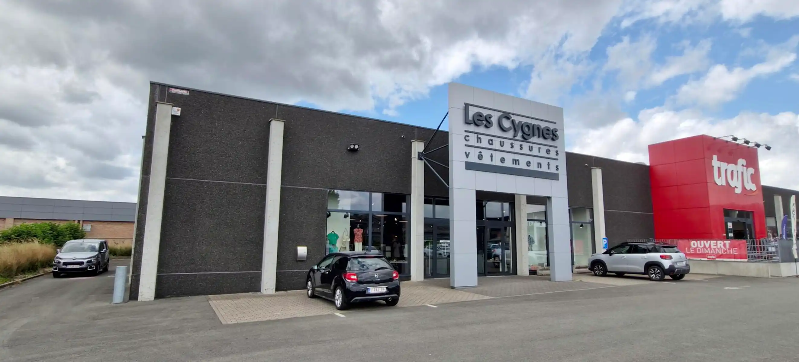 Handelspand van 950 m2 te huur in het commercieel centrum te Froyennes. (70 enseignes) foto {{pictureIndex}}