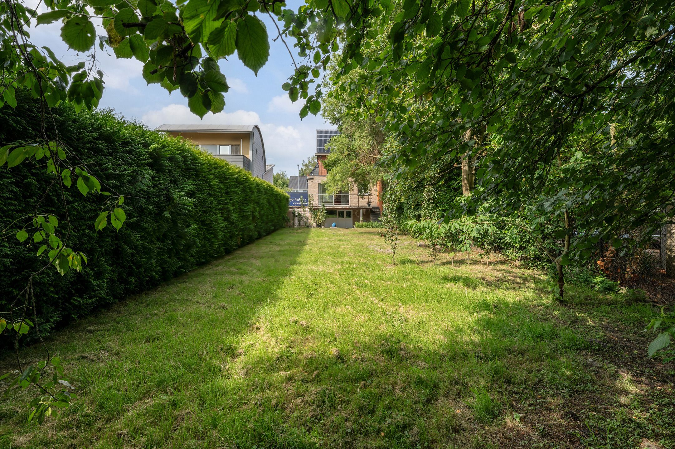 Lichtrijke woning met 4 slk’s, volledig onderkelderd en ZW-tuin op 575 m². foto 2