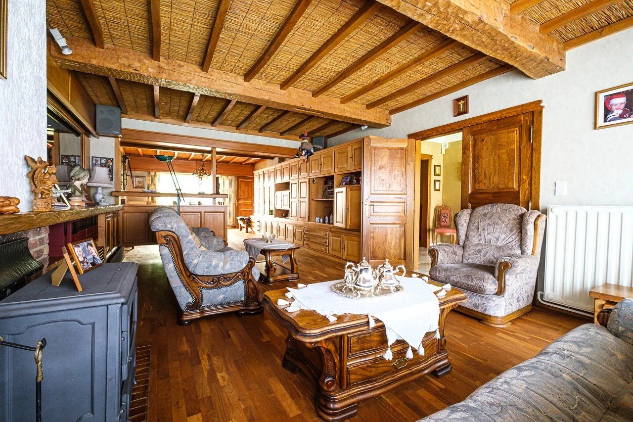 Ruime, op te knappen villa met handelsruimte foto 7