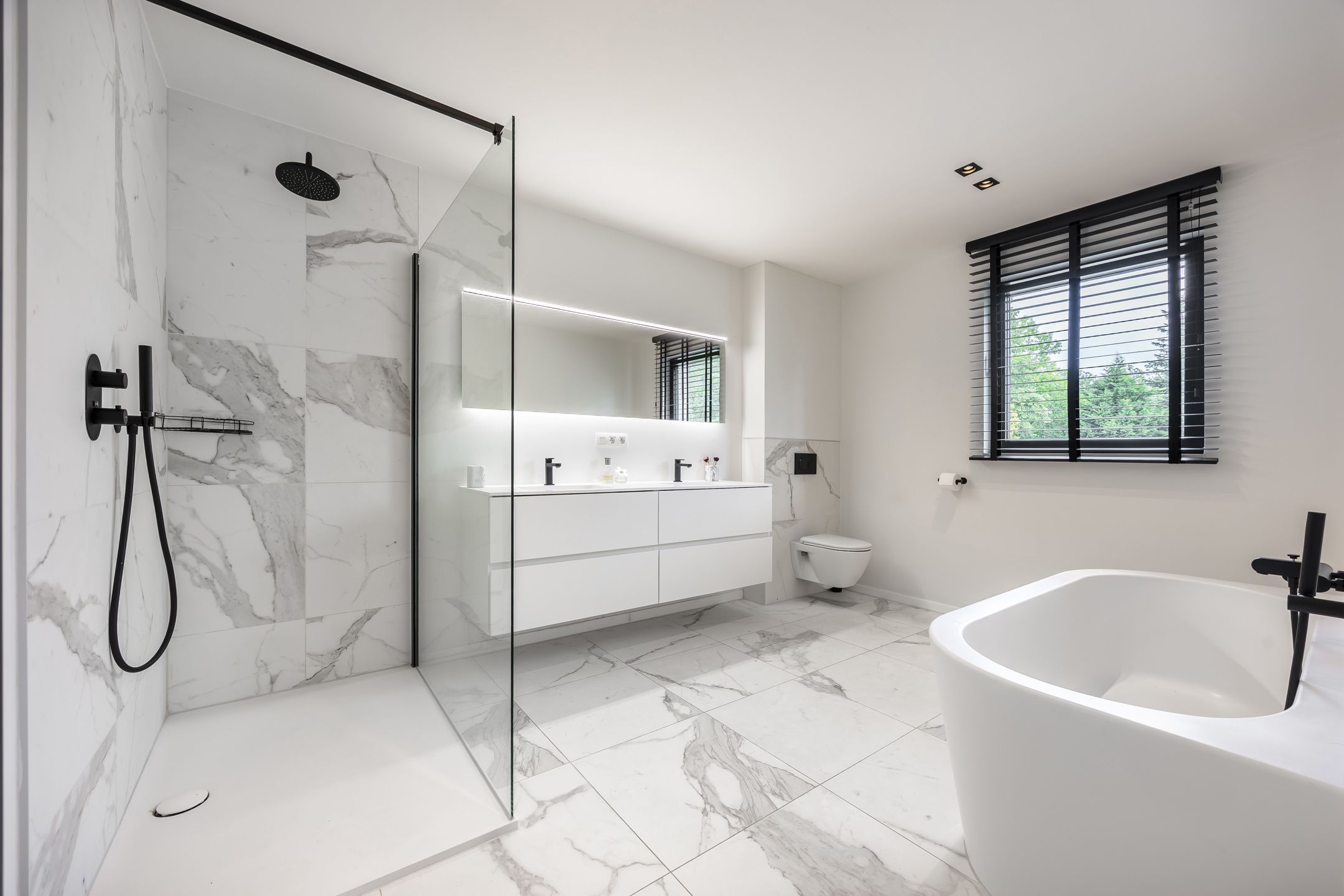 Licht en ruimte in strakke designwoning foto 35