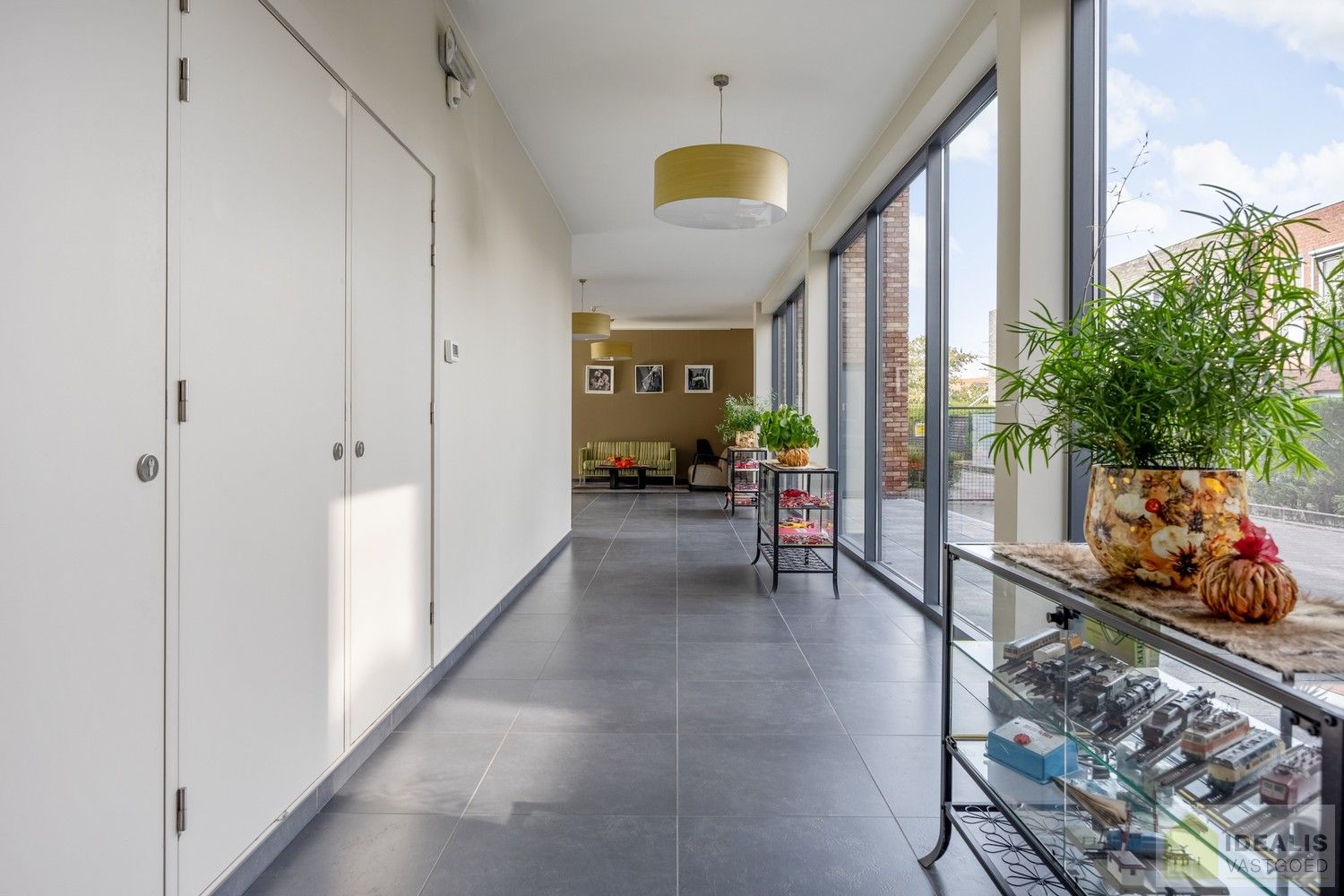 IDEALIS VASTGOED – HOOGWAARDIG AFGEWERKTE ASSISTENTIE-APPARTEMENT IN RESIDENTIE NUMA OP EEN TOPLOCATIE. Gelegen op de 2de verdieping met een bewoonbare oppervlakte van ca. 60m² biedt dit knappe assistentie-appartement een aangename leefruimte met aansluitend een zonnig overdekt terras, uitgeruste keuken en een ruime slaapkamer met veel lichtinval! Daarnaast kan er gebruik gemaakt worden van de talrijke gemeenschappelijke ruimtes en kan men aangenaam vertoeven in de prachtige gemeenschappelijke tuin, een oase van rust! foto 19