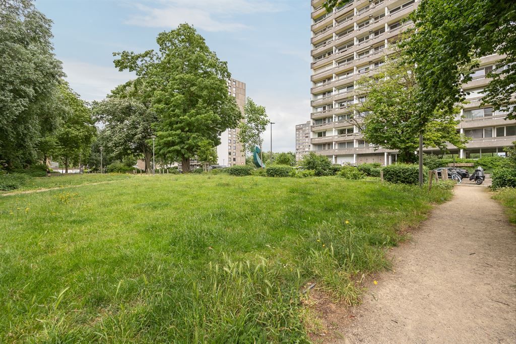 Ruim en lichtrijk appartement met groen uitzicht foto 15