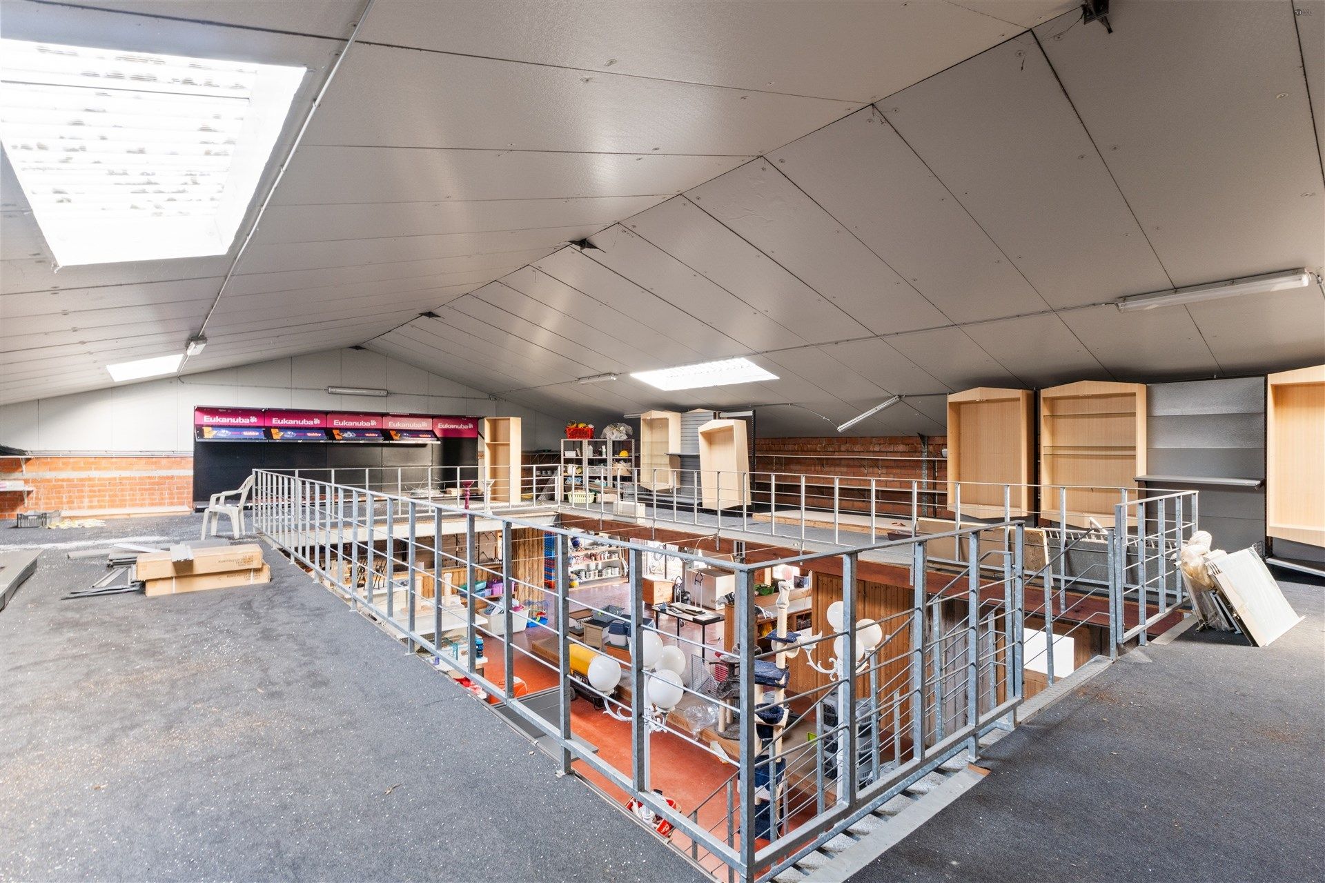 Grote grond met 2 woningen en magazijn van 700m² foto 9