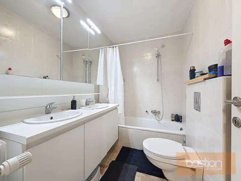 Centraal gelegen ruim appartement met 3 slaapkamers en garage. foto 12