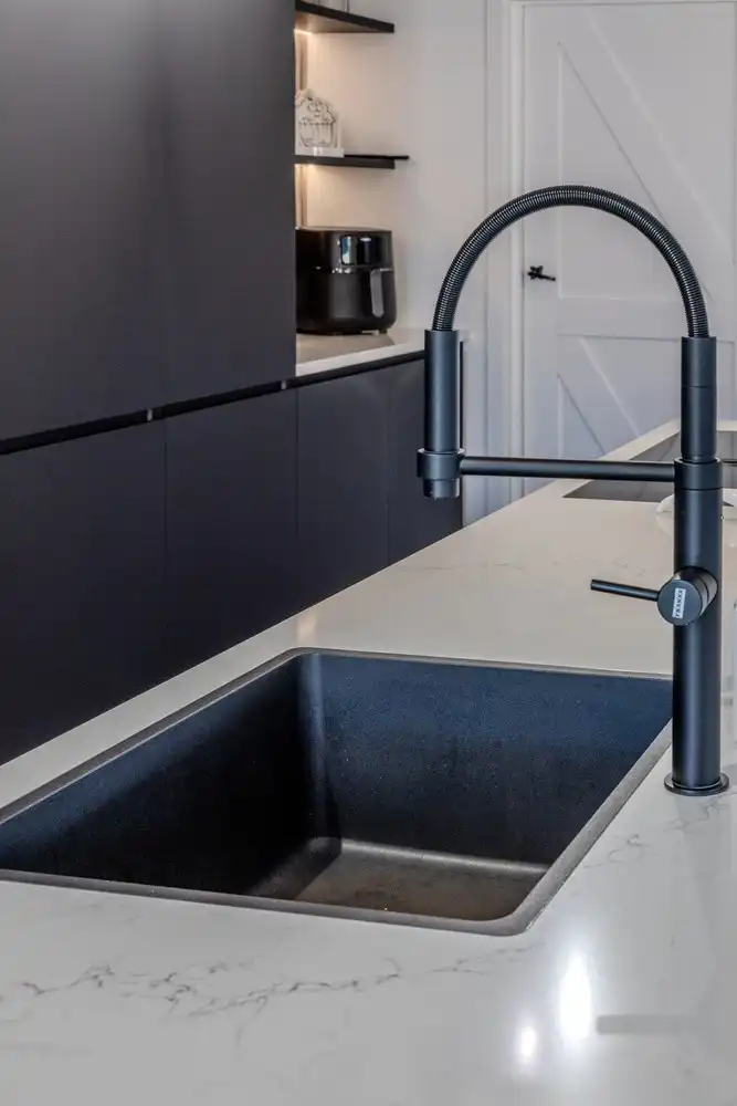 Stijlvolle, instapklare woning met vier slaapkamers, twee badkamers en verwarmd zwembad te koop in Lanaken foto 56