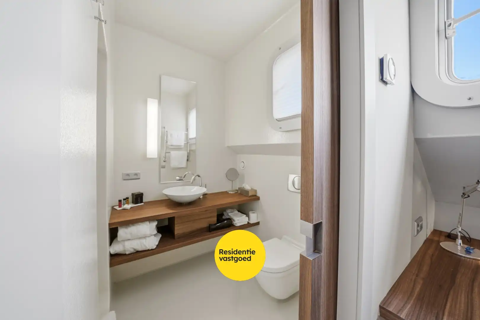 Unieke woonboot met B&B en vergunde ligplaats in Plassendale foto 26