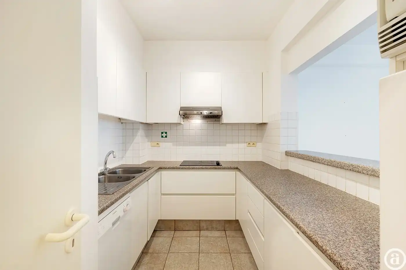 Te renoveren gelijkvloers appartement op topligging nabij het Rubensplein.  foto 5