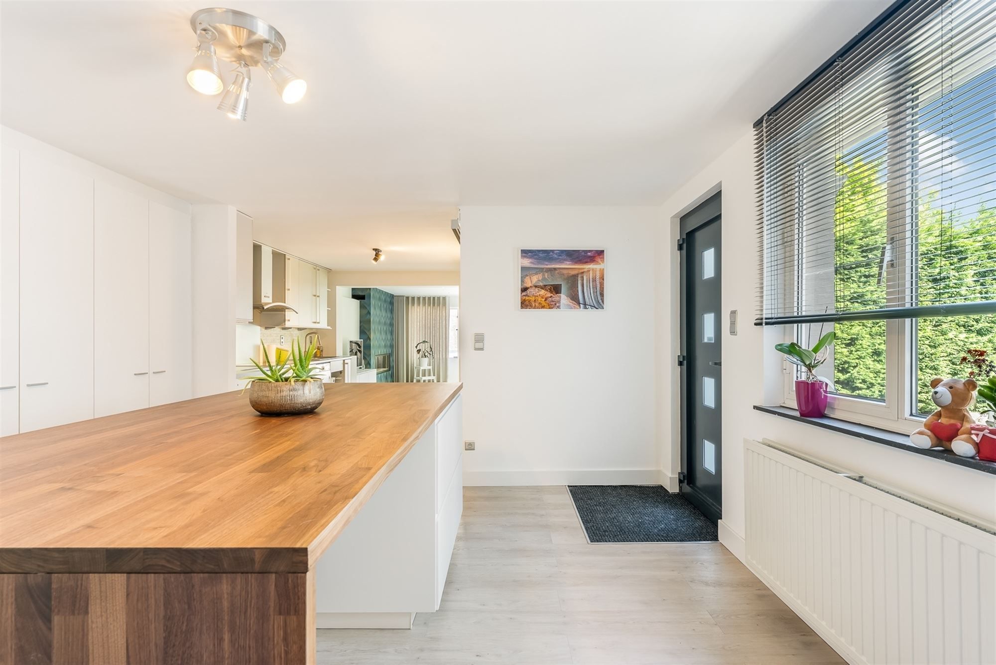 ZEER GOED GELEGEN, RUIME WONING  MET PRAKTIJKRUIMTE EN MOGELIJKHEID TOT 4 SLAAPKAMERS TE ZONHOVEN foto 9
