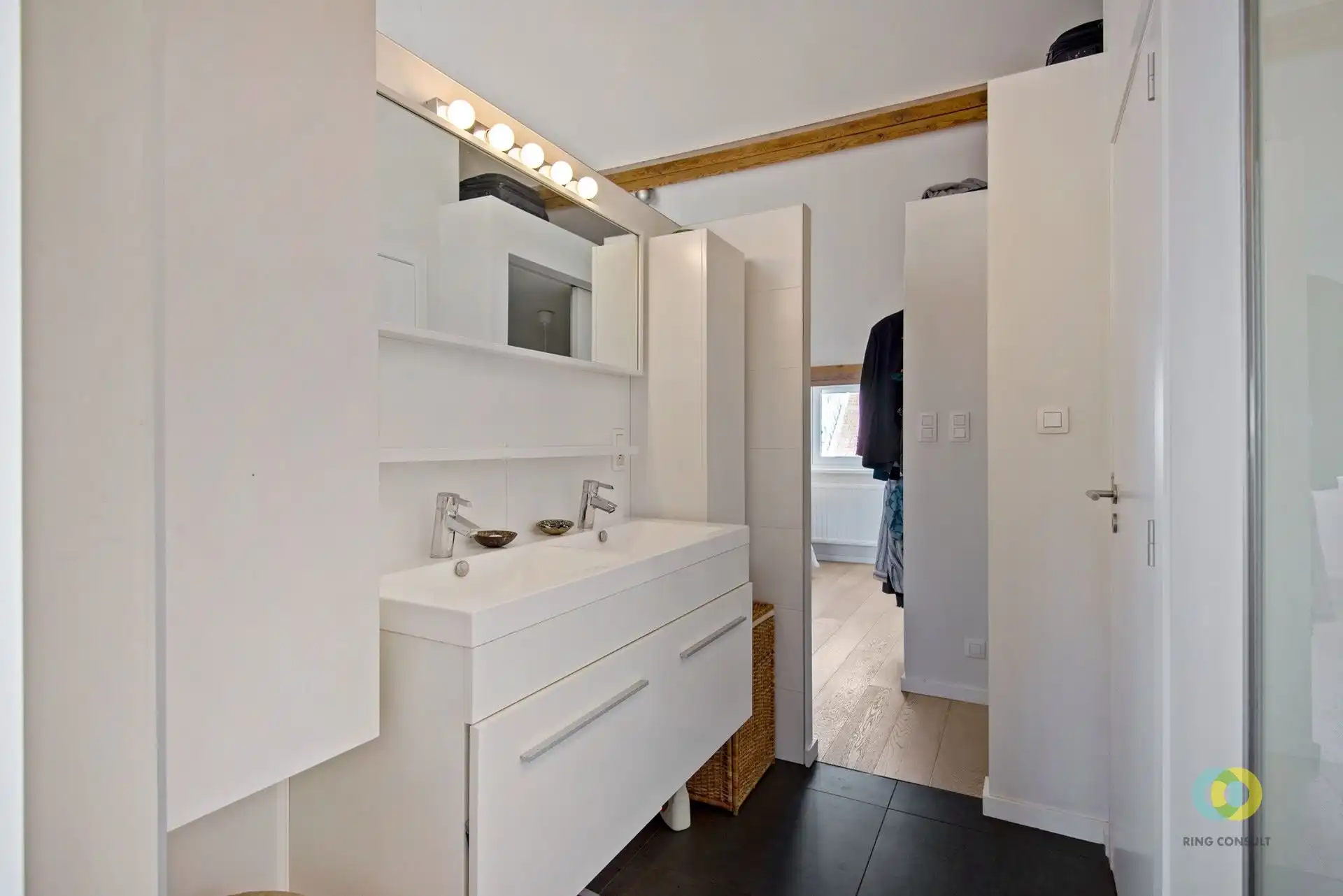 Instapklare gerenoveerde woning met 4 slaapkamers en tuin foto 21