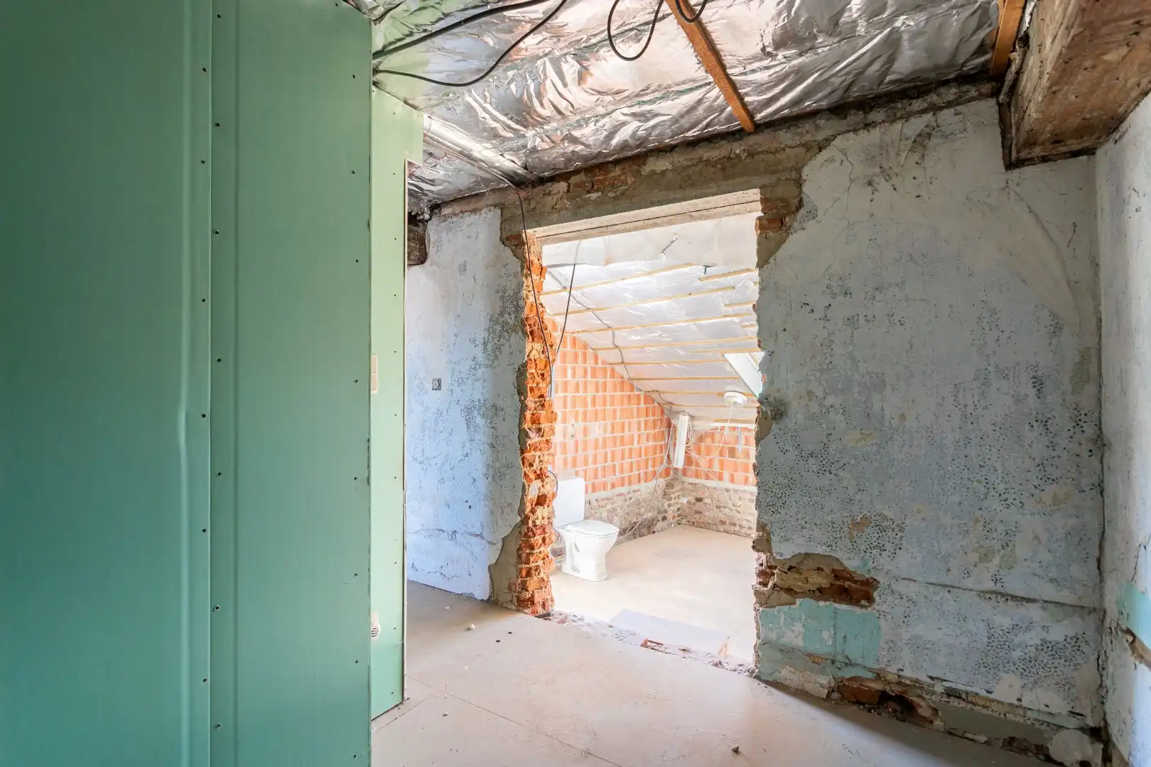 Te renoveren eigendom (317 m²) met veel potentieel, ruime tuin (6a 42ca) en dubbele achterliggende carport met toegang tot de achterliggende straat in Kester foto 23
