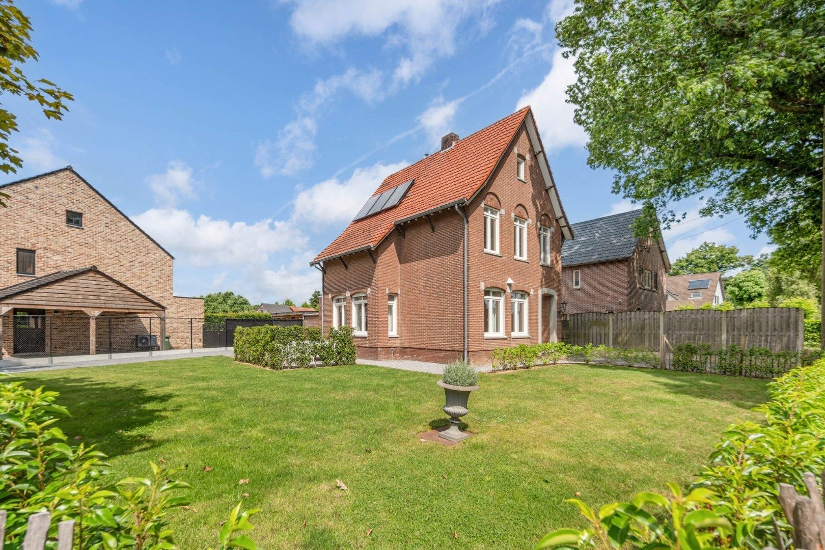 Stijlvol gerenoveerde gezinswoning op een perceel van 5a65ca te Geistingen, een gehucht van Kinrooi!  foto 4