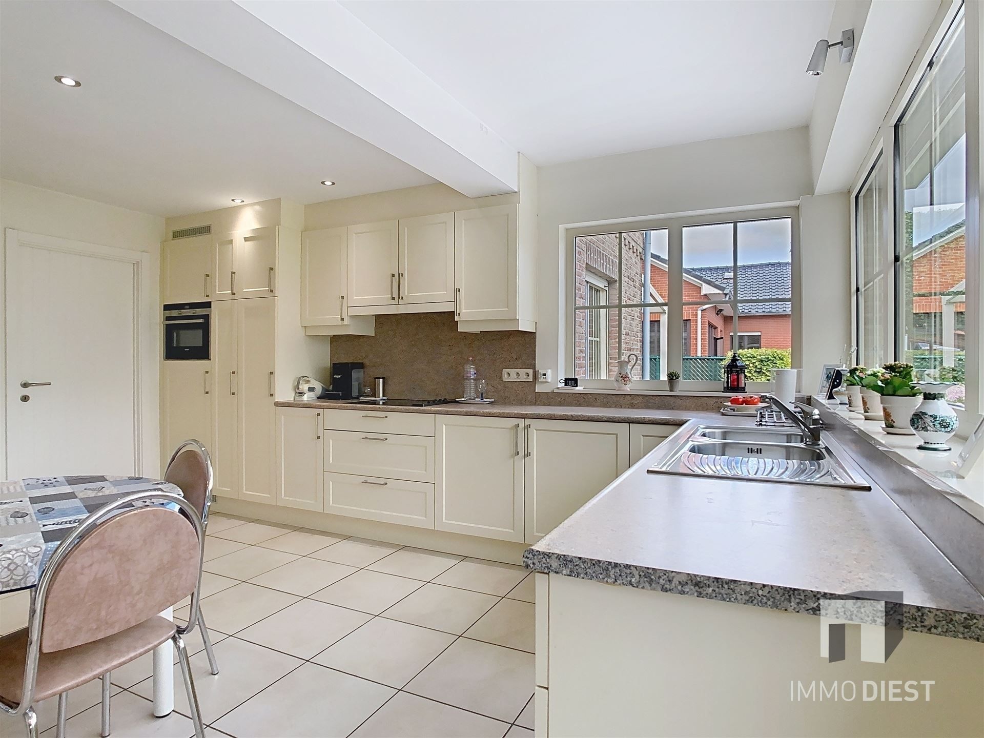 Aantrekkelijke en instapklare woning met 3 slaapkamers en prachtig aangelegde tuin op 12a 77ca. foto 13