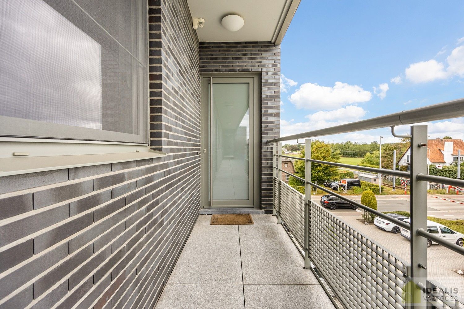 IDEALIS VASTGOED – PERFECT ONDERHOUDEN INSTAPKLAAR APPARTEMENT met een bewoonbare oppervlakte van 91m² bestaande uit een prachtige leefruimte, 2 zeer ruime slaapkamers, een aangenaam terras en ondergrondse parkeerplaats! Het appartement is gelegen in hartje Pelt op wandelafstand van horeca, shopping en openbaar vervoer! foto 3