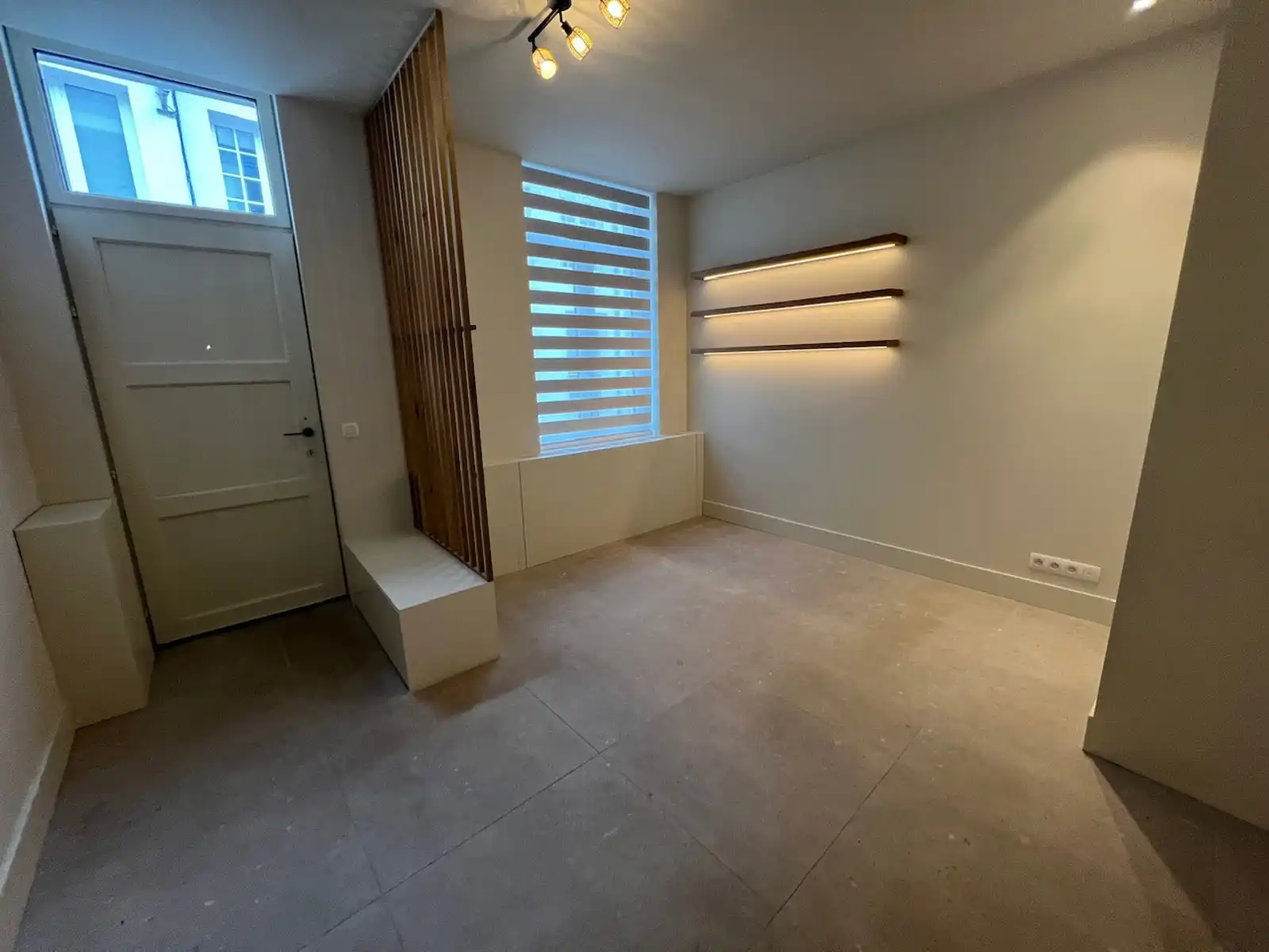 Centraal gelegen gerenoveerde woning met 2 slpk en terras foto 2