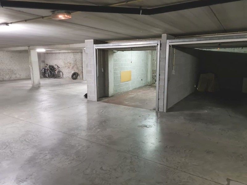 Gemakkelijk toegankelijke garagebox in de residentie Robijn in de buurt van het commerciële centrum. foto {{pictureIndex}}