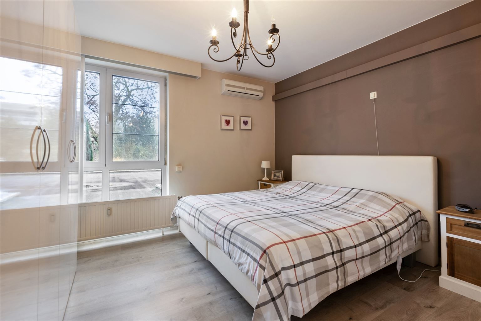 Ruim gelijkvloers 2-slaapkamer appartement met overdekt terras, ondergrondse autostaanplaats en aparte berging, gelegen vlakbij het centrum van Maaseik. foto 12