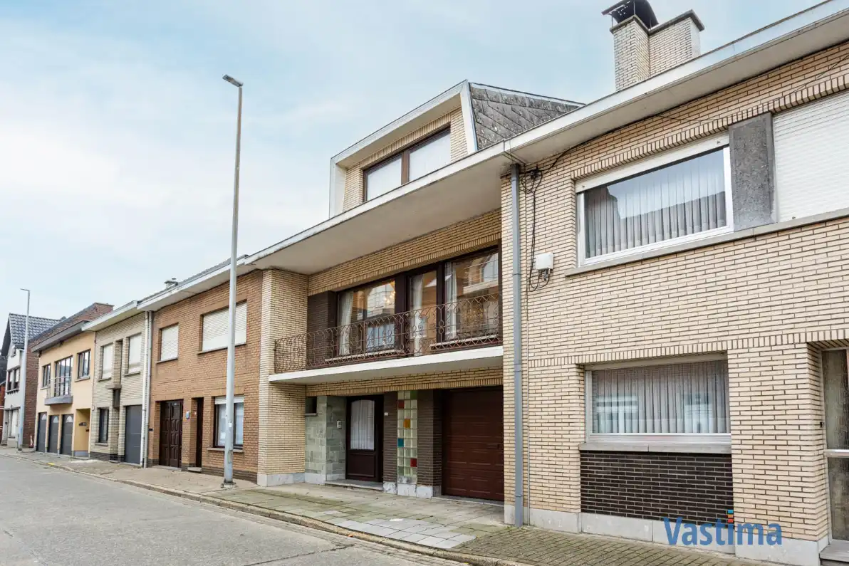 Ruime gezinswoning met potentieel nabij centrum Denderleeuw foto {{pictureIndex}}