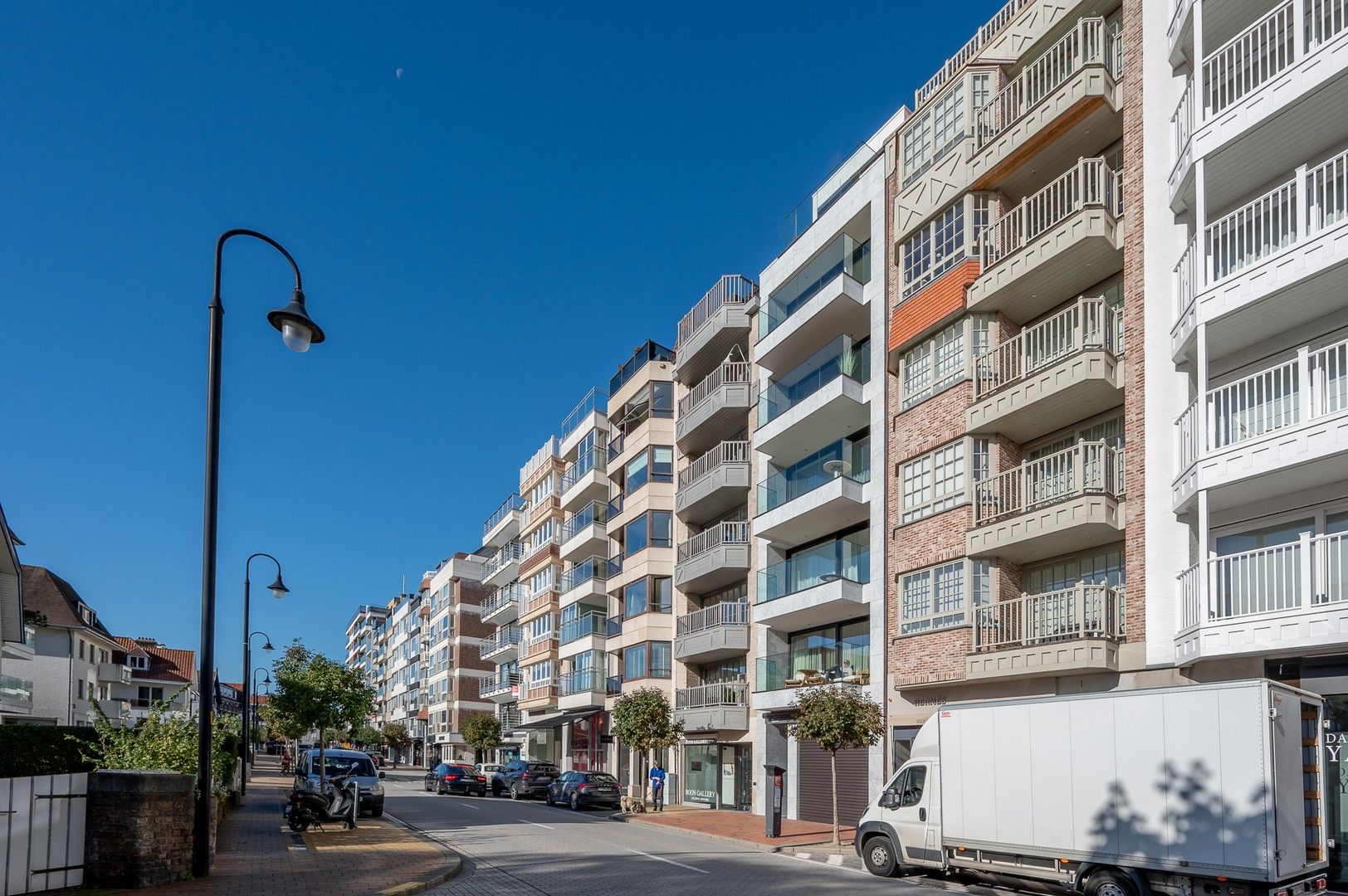 Nieuwbouwappartement gelegen in hartje het Zoute met een prachtig open zicht op de villa's. foto 6