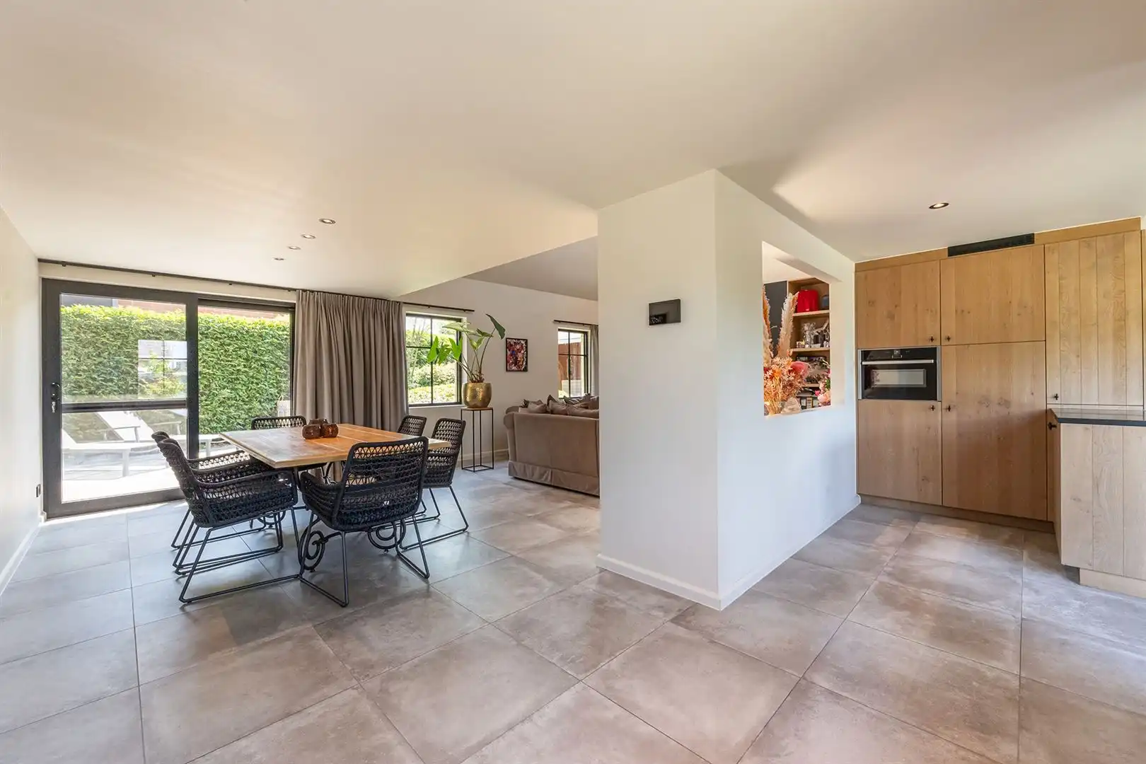 Stijlvol gerenoveerd wonen met prachtige zwemvijver foto 7