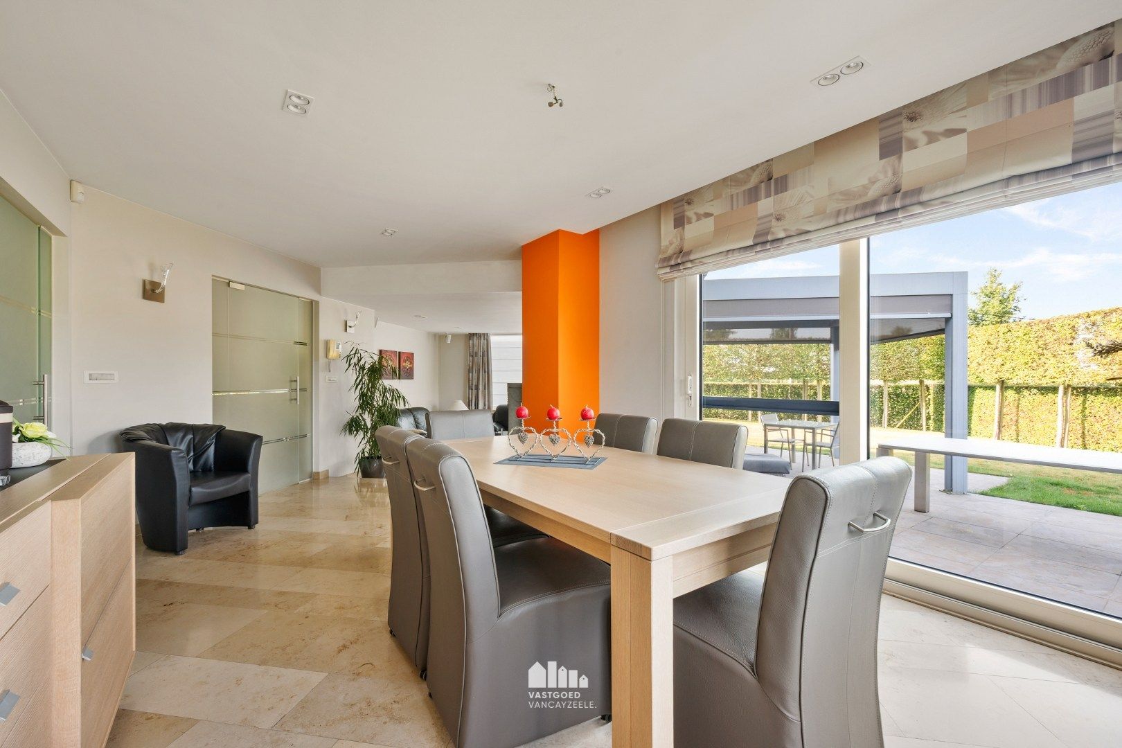 Goed onderhouden villa met grote tuin en twee garages op centrale ligging.   foto 10