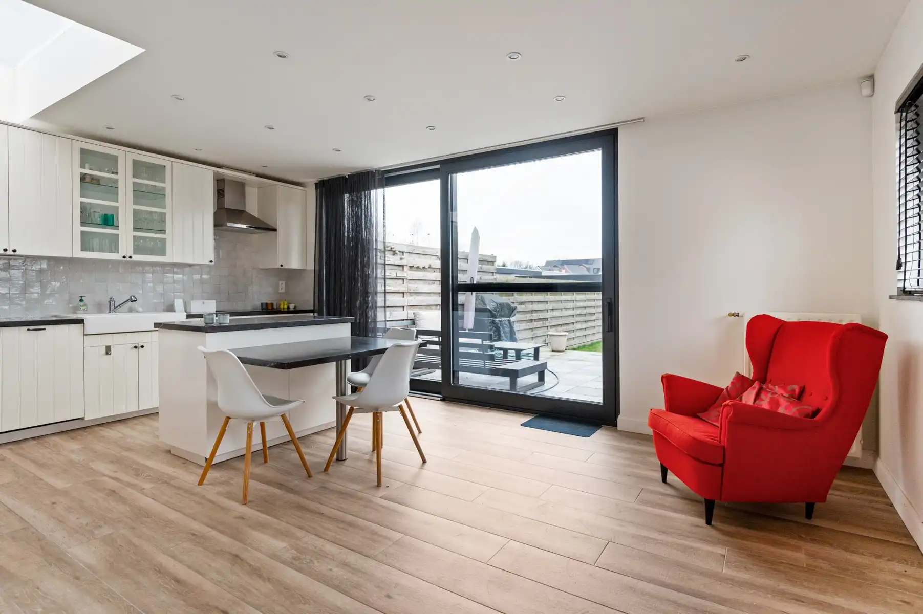 Instapklare woning met 2 slaapkamers, bureau en westgerichte tuin foto 7