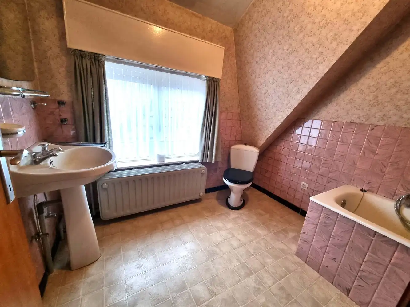 Vrijstaande woning, rustig gelegen op een perceel met groen verzicht van 925m² foto 9